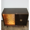 Mid-century vintage cabinet z gramofonem w stylowym salonie